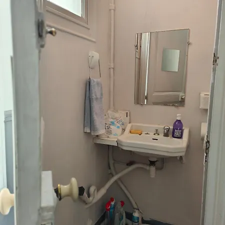 Privatunterkunft 2 For Rent With Shared Bathroom And Toilets *