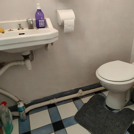 Privatunterkunft 2 For Rent With Shared Bathroom And Toilets Paris