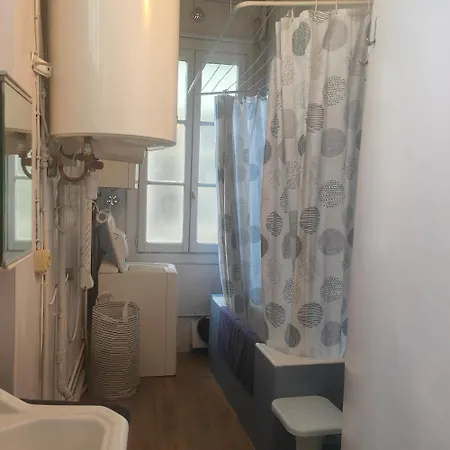 Privatunterkunft 2 For Rent With Shared Bathroom And Toilets Paris