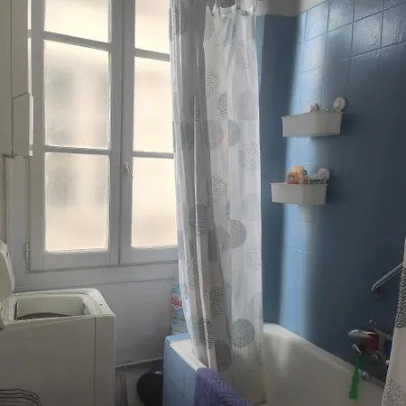 2 For Rent With Shared Bathroom And Toilets Paris
